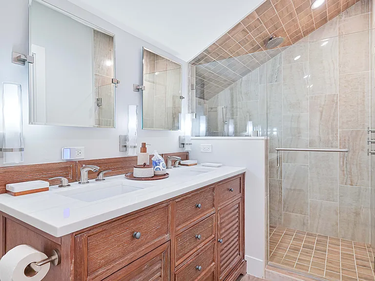 Primary Loft en suite bathroom