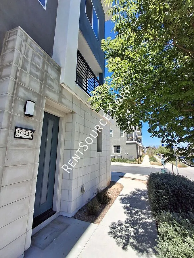 New Construction 2021 Townhouse with SOLAR for Lease in Valencia Five Pointe — Photo 2