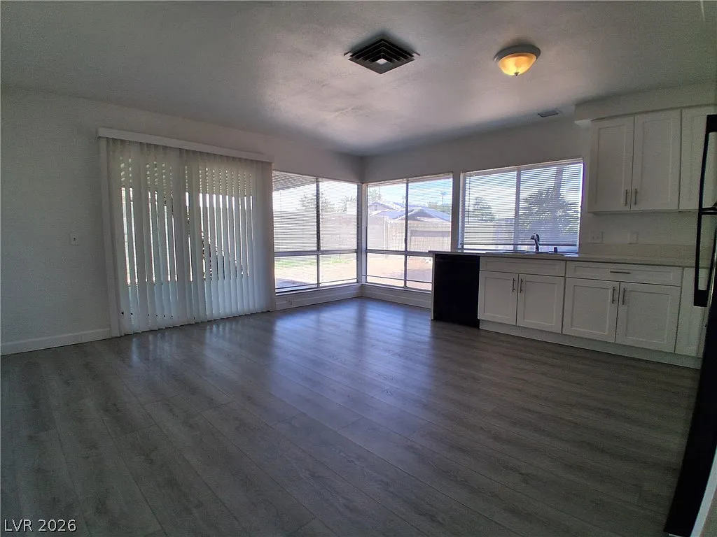 3 bed, 2.0 bath, 1487 sqft, $1,951 — Photo 4