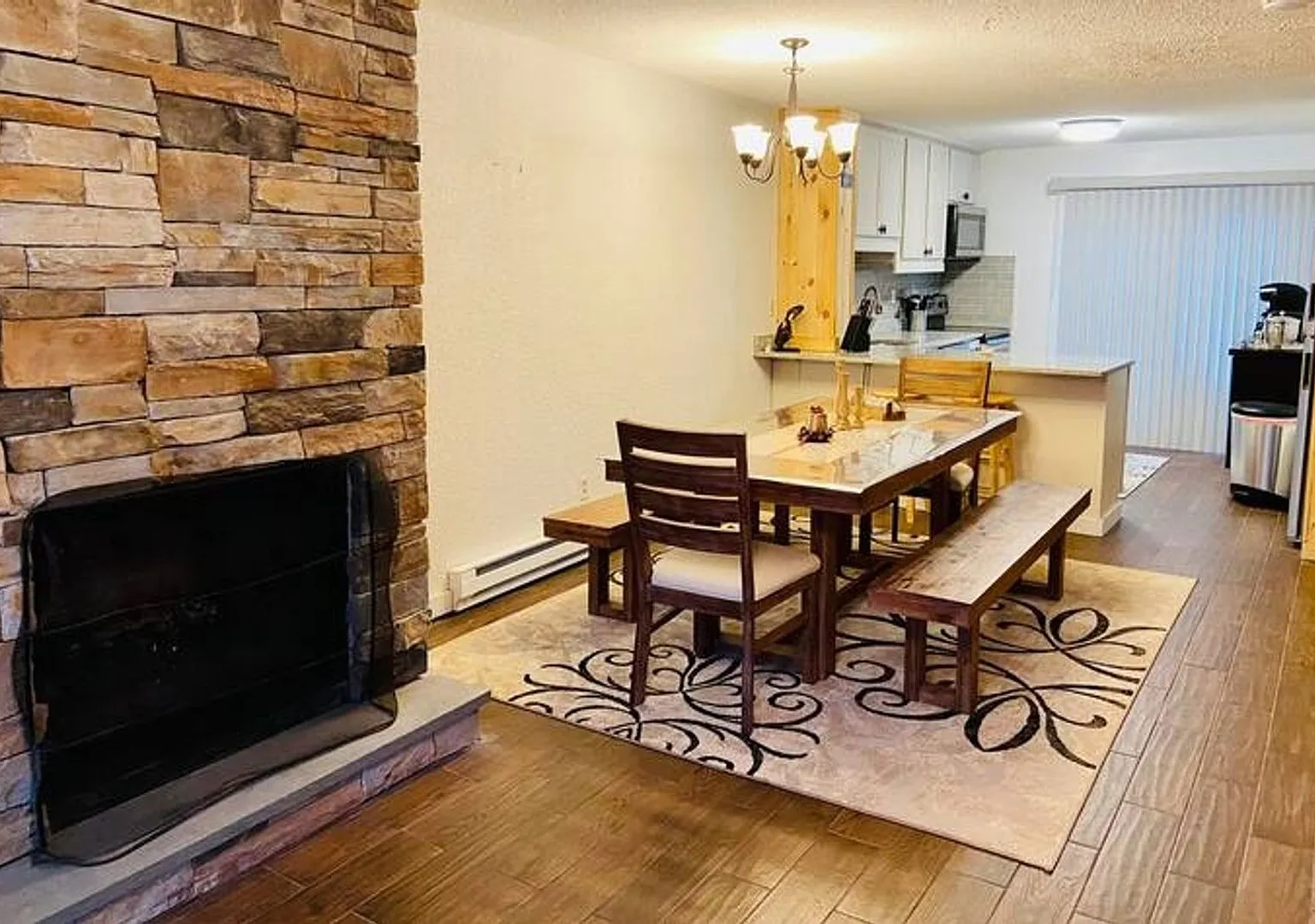 Charming 3BR Townhome in Hunter — Photo 2