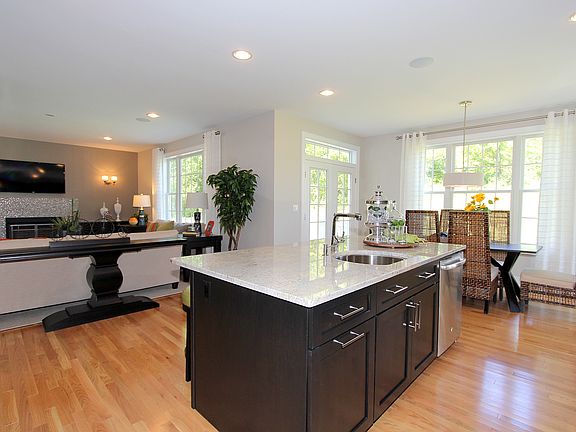 4th image of 32 Stonehollow Dr