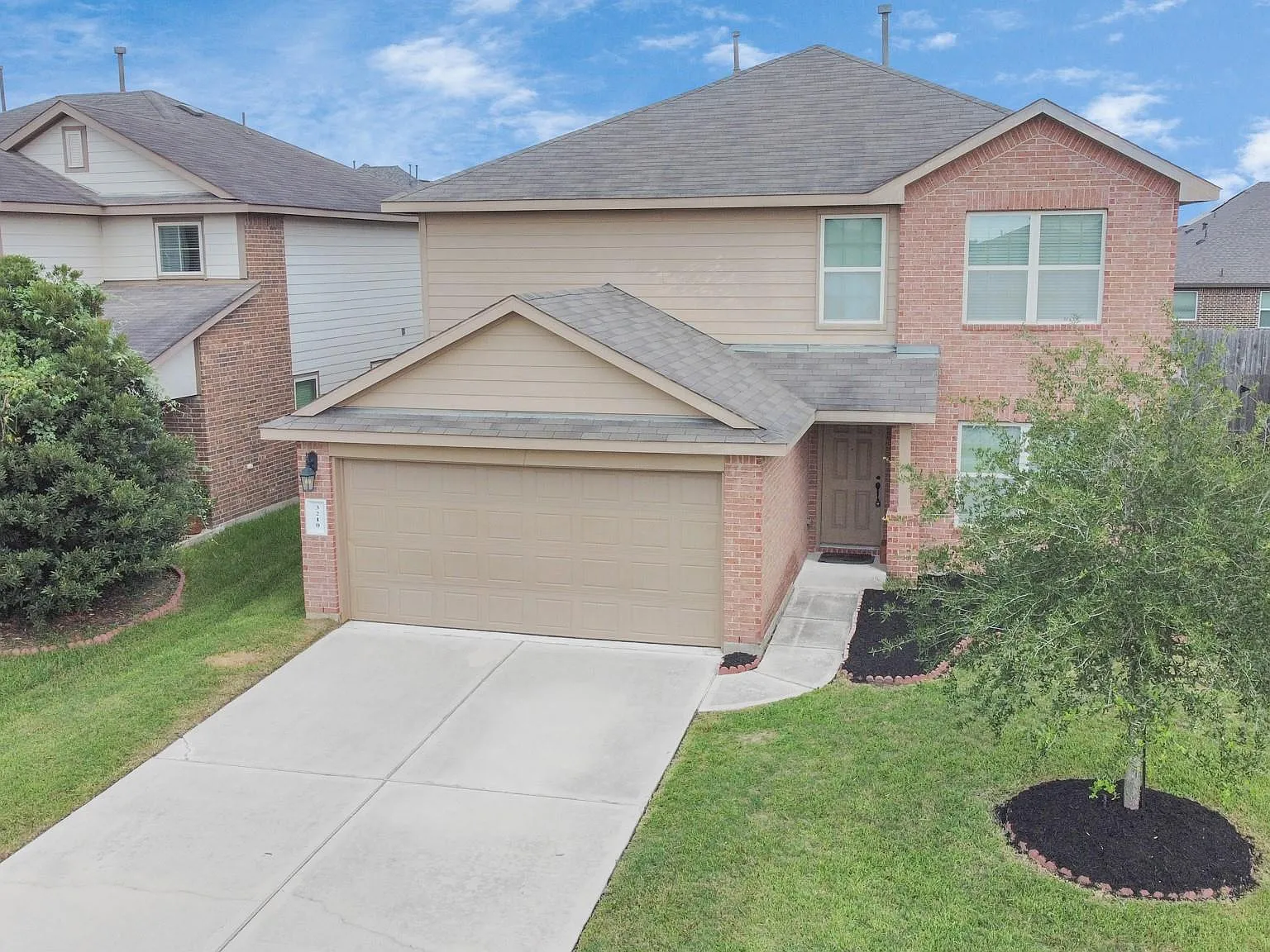 4 bed, 2.5 bath, 2489 sqft, $2,500 — Photo 2