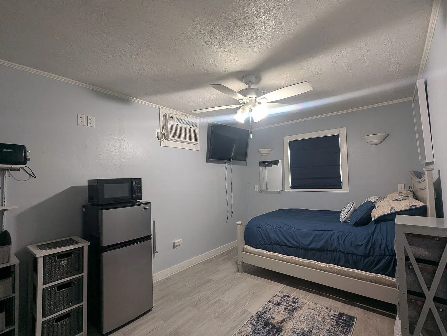 Charming Furnished Detached Studio Utilities Included Water & Electric Only! — Photo 2