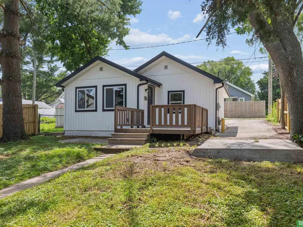 2210 N 60th St, Omaha, NE 68104
