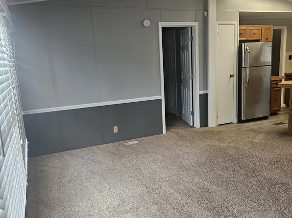 216 NW Leanne Ln, Blue Springs, MO 64015