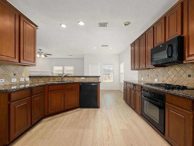 21426 Venture Park Dr — Photo 5