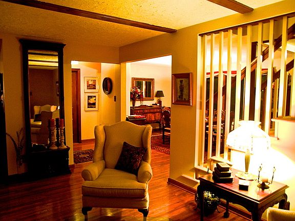 Living room : View to dining room and balustrade.