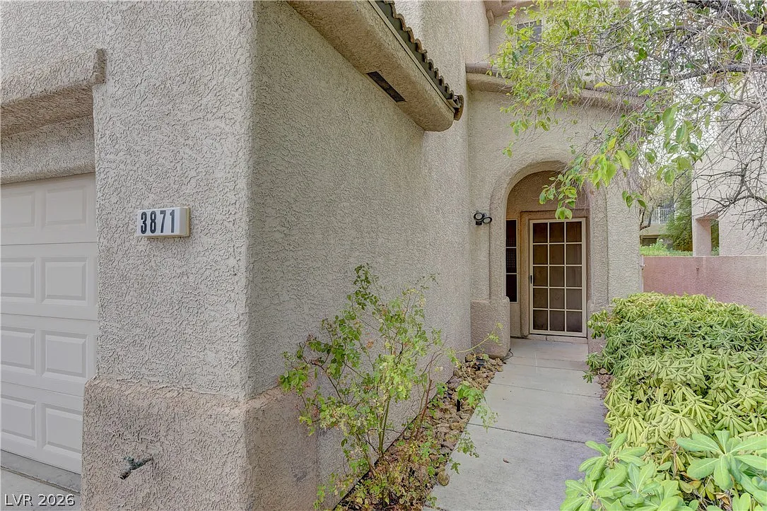 4 bed, 2.5 bath, 2046 sqft, $2,200 — Photo 2