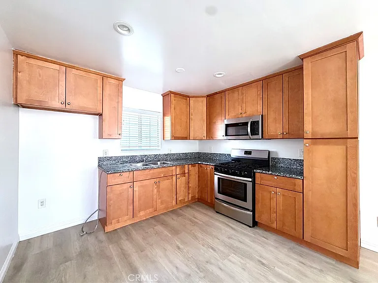 181 E 9th St — Photo 5