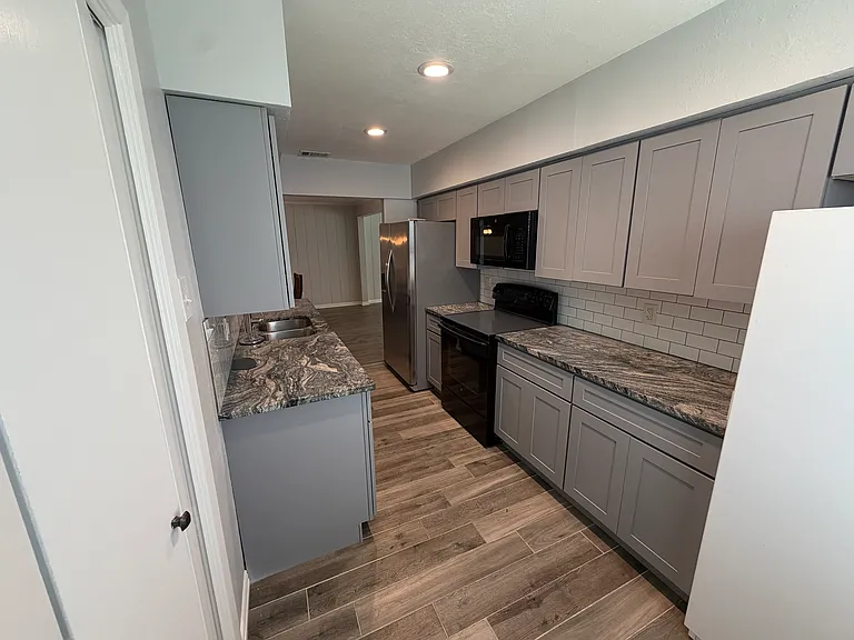 715 Kindred Ln — Photo 23