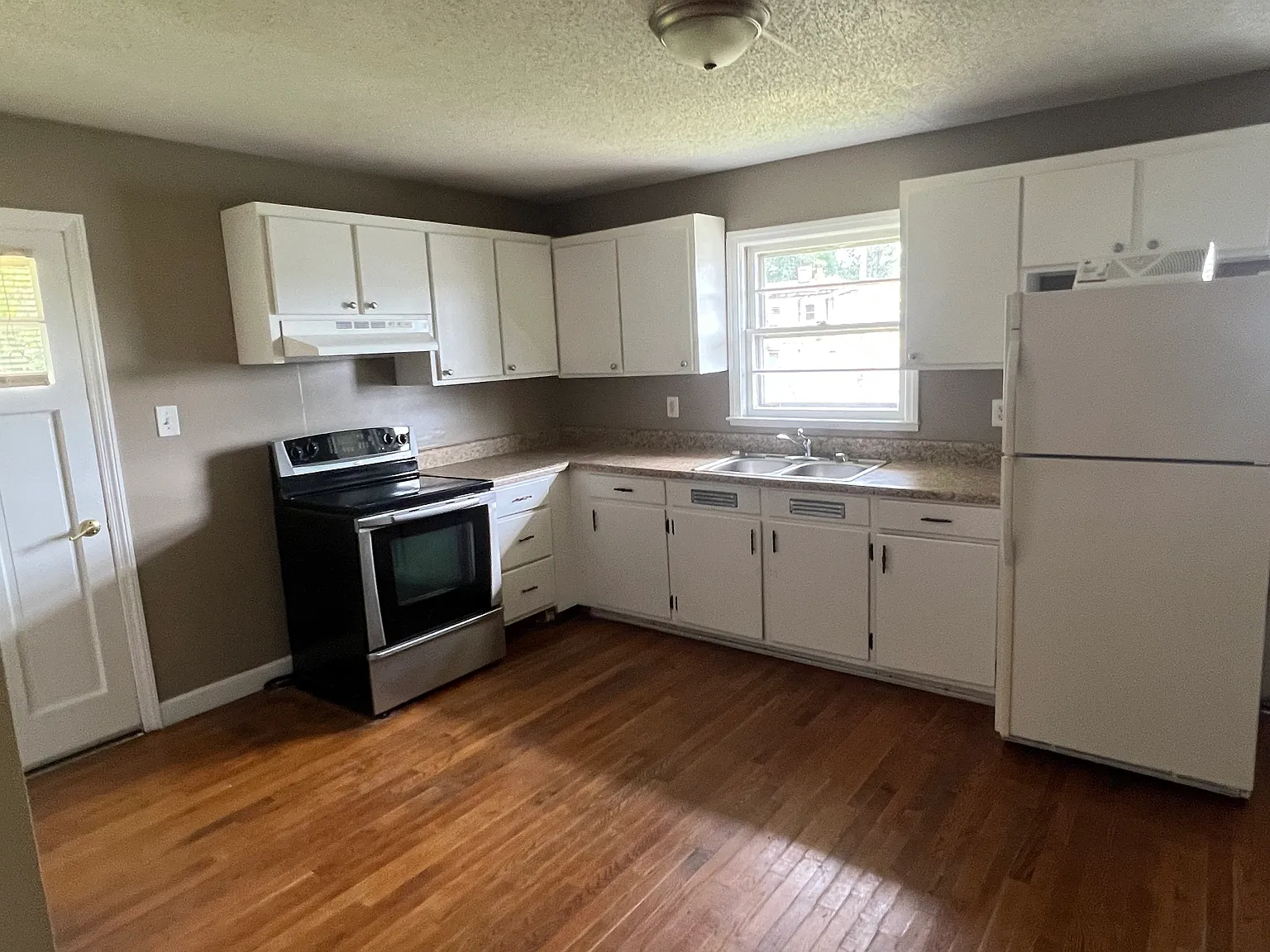 3 bed, 1300 sqft, $1,500 — Photo 4