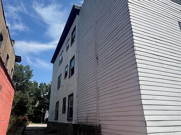 2nd image of 672 19th St
