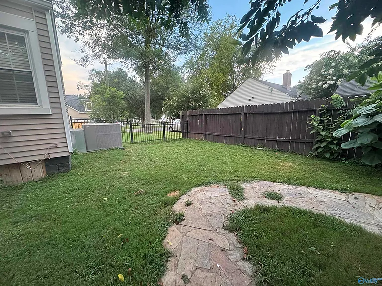 208 Surrey Rd SW — Photo 37