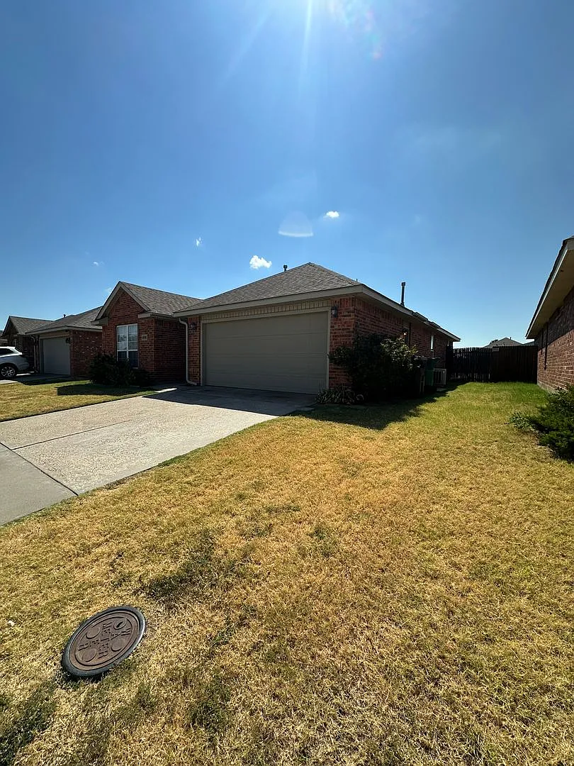 Nice 3 bed, 2 bath, 2 car garage — Photo 2