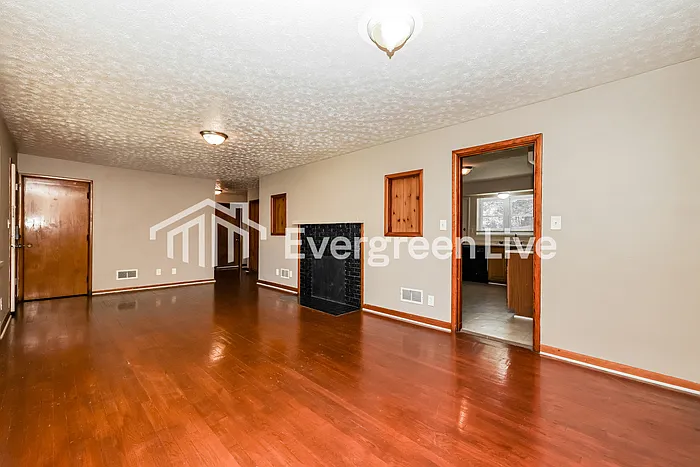 84 Carson Ave — Photo 4