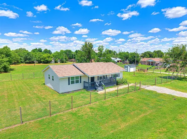 621 W 2nd St, Calumet, OK 73014