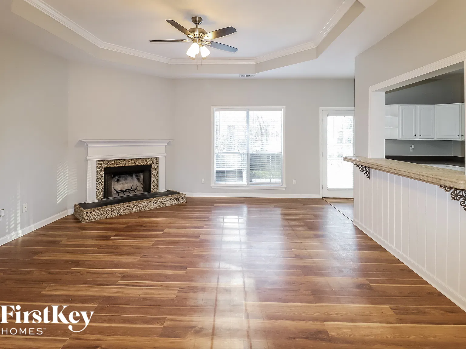 3 bed, 2.0 bath, 1247 sqft, $1,900 — Photo 4