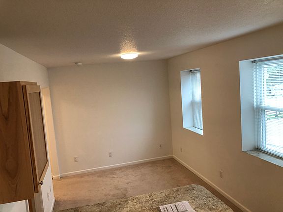 3rd image of 919 6th St #302