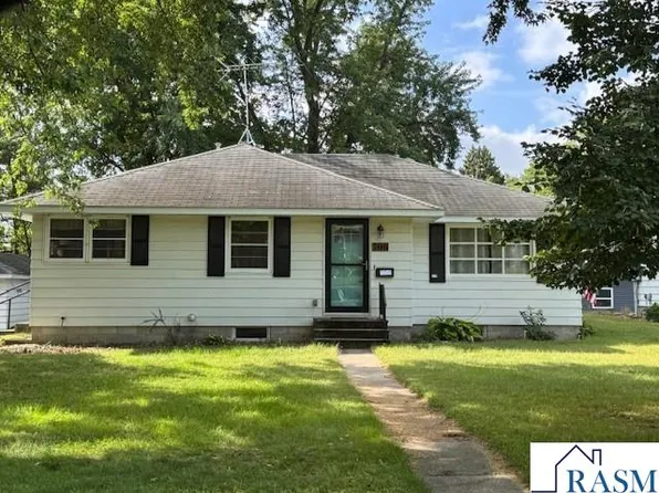 706 Lower Johnson Cir, Saint Peter, MN 56082