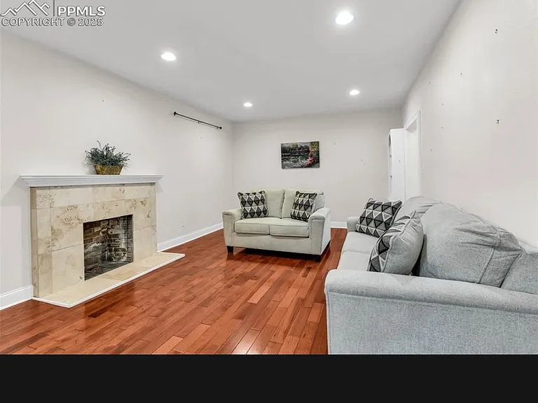 2414 N Greenwood St — Photo 3