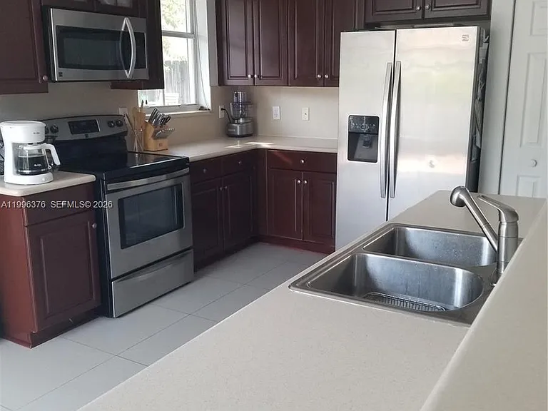 4719 NW 96th Pl — Photo 3