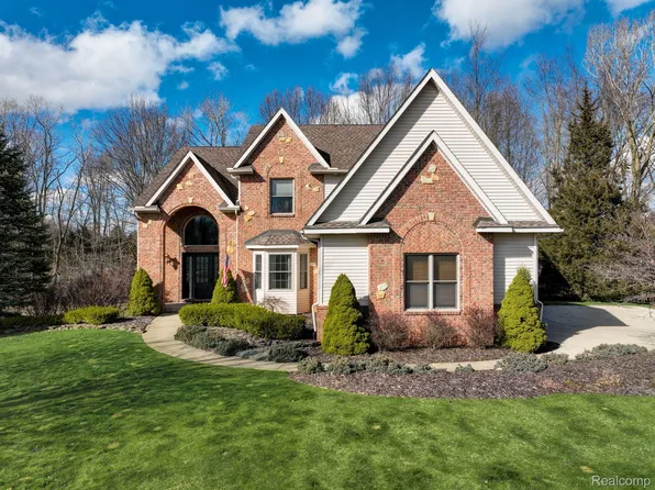2266 Wild Cherry Dr, Howell, MI 48843