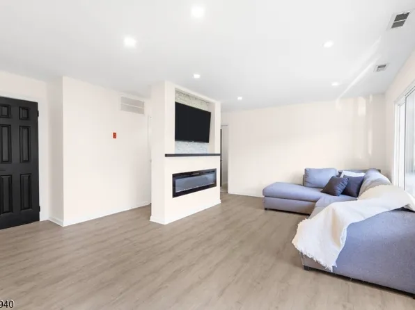 10186 Dell Pl #186, Stanhope Boro, NJ 07874