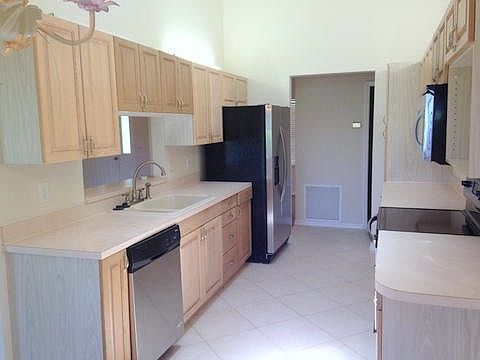 2nd image of 807 SE Sweetbay Ave