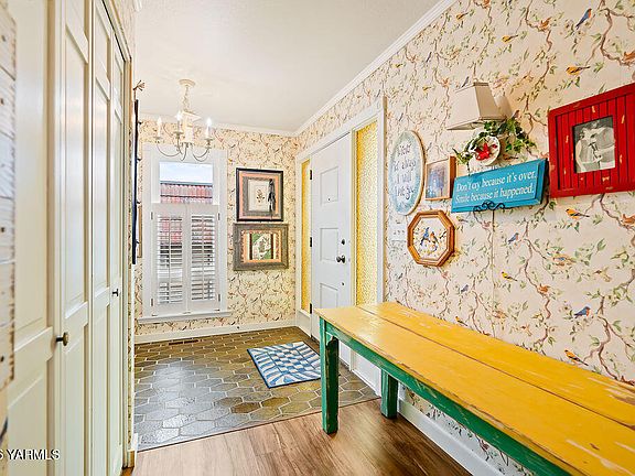 5th image of 32 Crest Cir