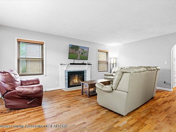 5th image of 1608 W Washtenaw St