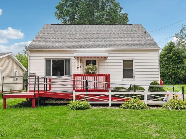 1198 Stratford St, Barberton, OH 44203