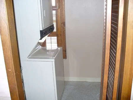 857 N Pine St — Photo 5