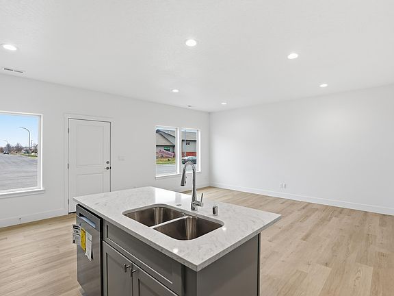 5th image of 631 N Creative Way