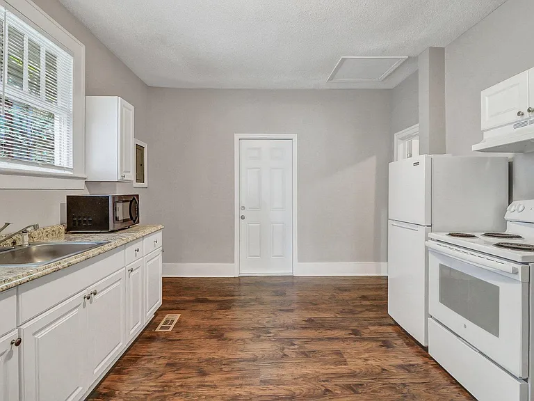 708 W Victory Dr #A — Photo 22