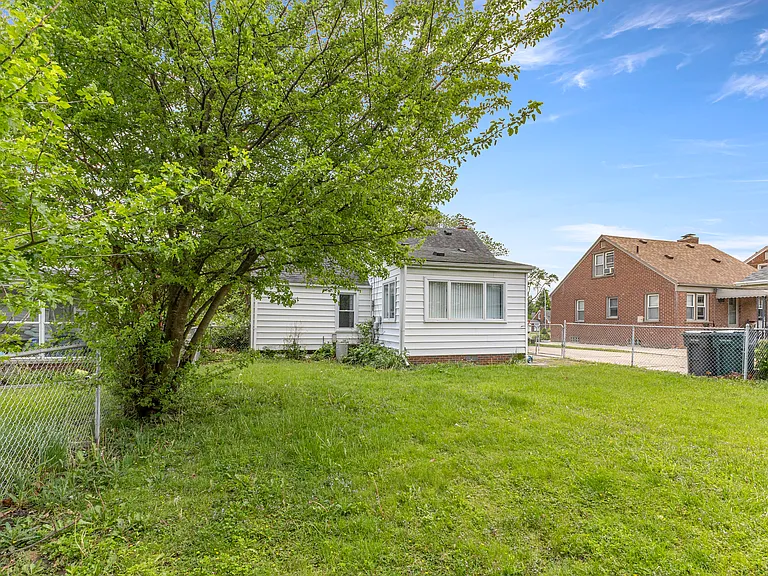 21311 Outer Dr — Photo 33