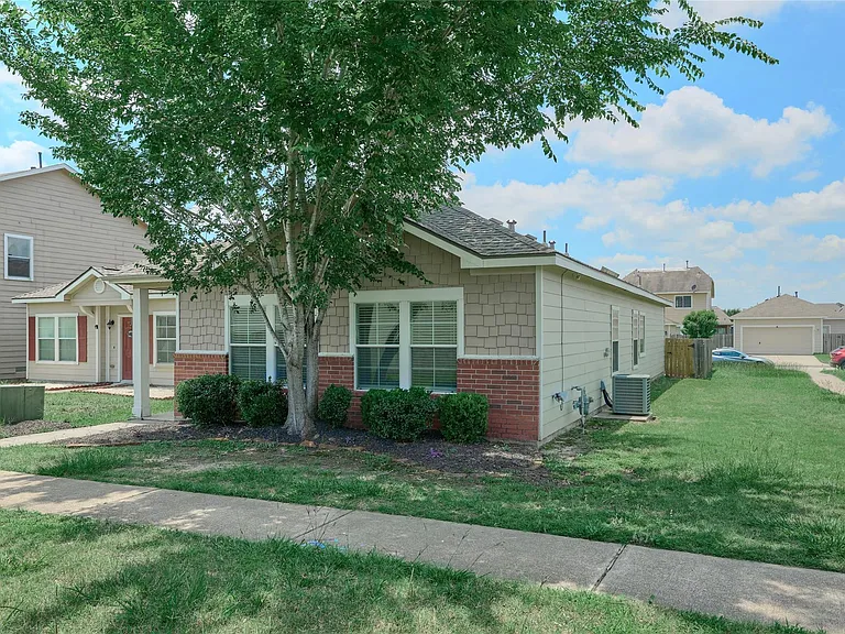 21718 Grassy Hill Ln — Photo 2