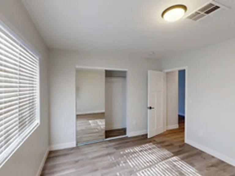 906 E Roma Ave — Photo 22