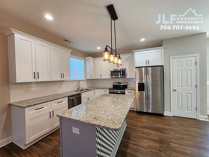 4 bed, 3.5 bath, 1993 sqft, $2,245 — Photo 4