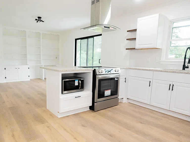 2012 Bolt Dr — Photo 2