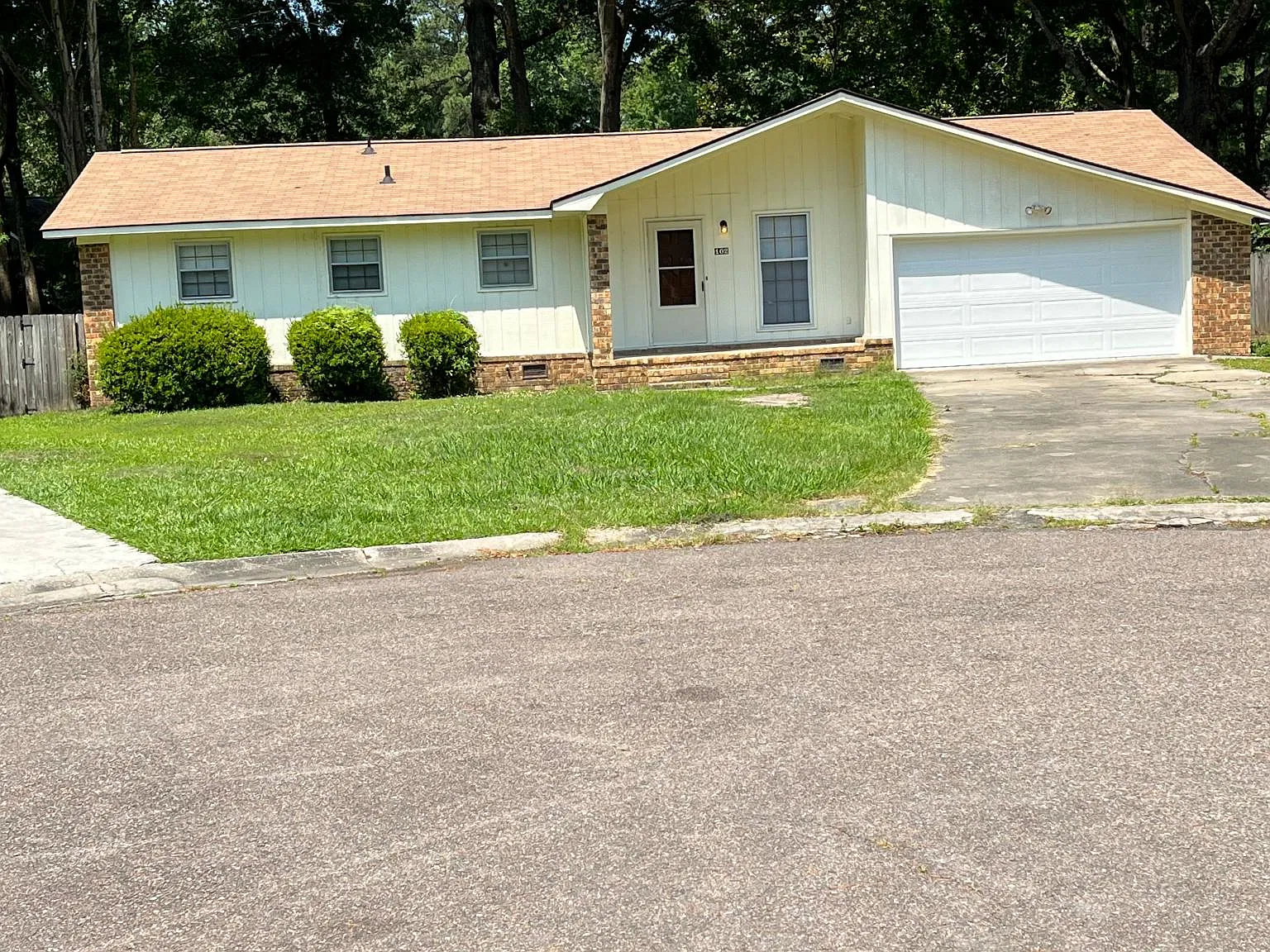 102 Donna Ct — Photo 1