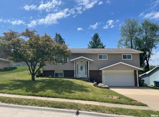 409 36th Ave N, Clinton, IA 52732