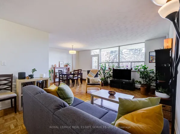 100 Coe Hill Dr #303, Toronto, ON M6S 3E1