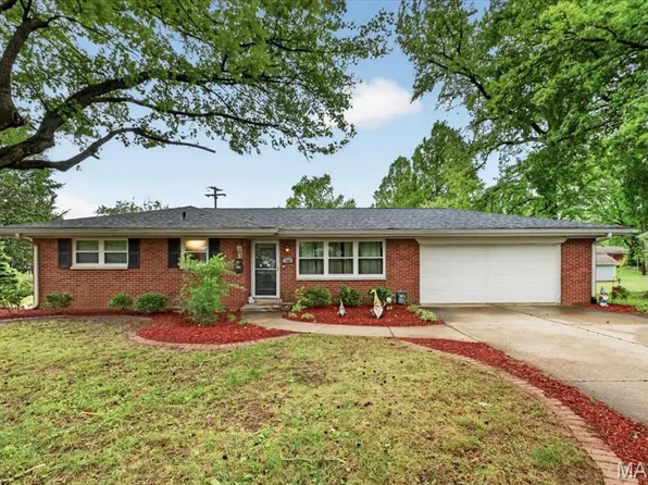 100 Blue Ridge Dr, Belleville, IL 62223