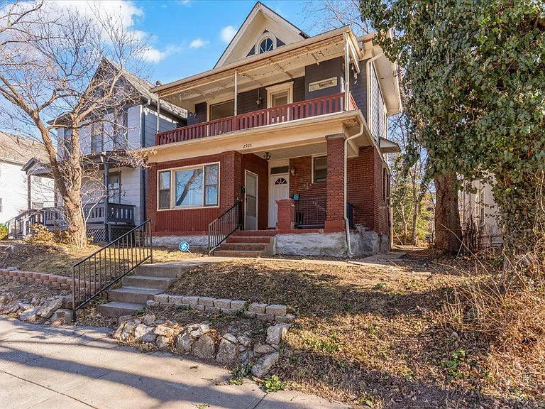 Welcome to 2925 Holmes in the heart of sought after Longfellow!