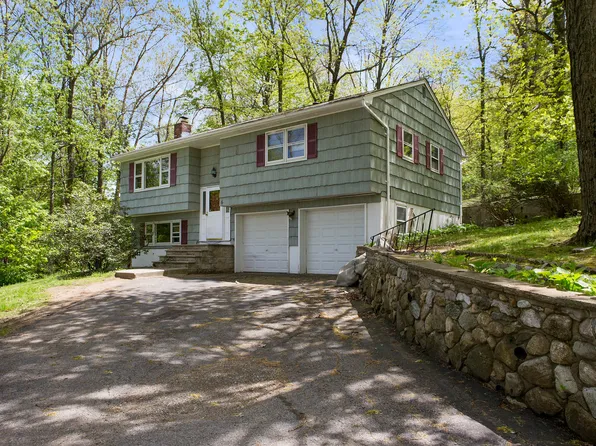 6 Oxbow Ln, Hamburg, NJ 07419