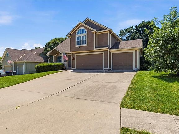 2nd image of 2225 Martha Ln
