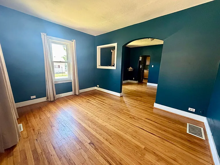 701 W C St — Photo 2