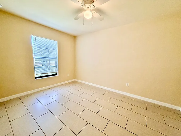 1044 NE 8th Pl — Photo 6