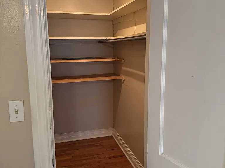 608 W Symmes St — Photo 2