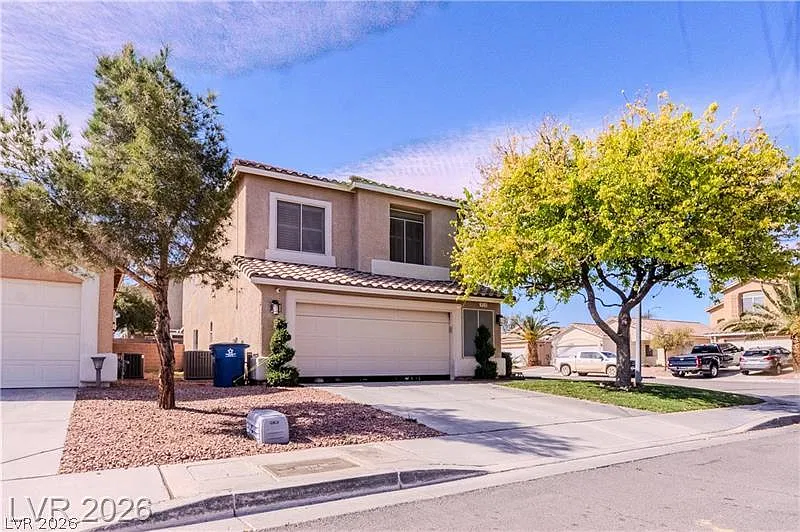 6 bed, 3.0 bath, 2390 sqft, $2,995 — Photo 2